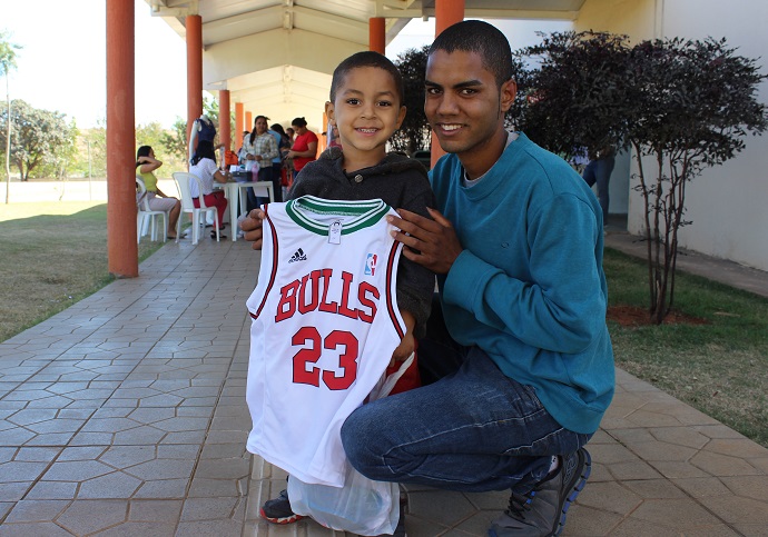 Enzo Gabriel saiu exibindo tênis e camisa de basquete, que o pai Jonas Soares comprou pra ele no Bazar